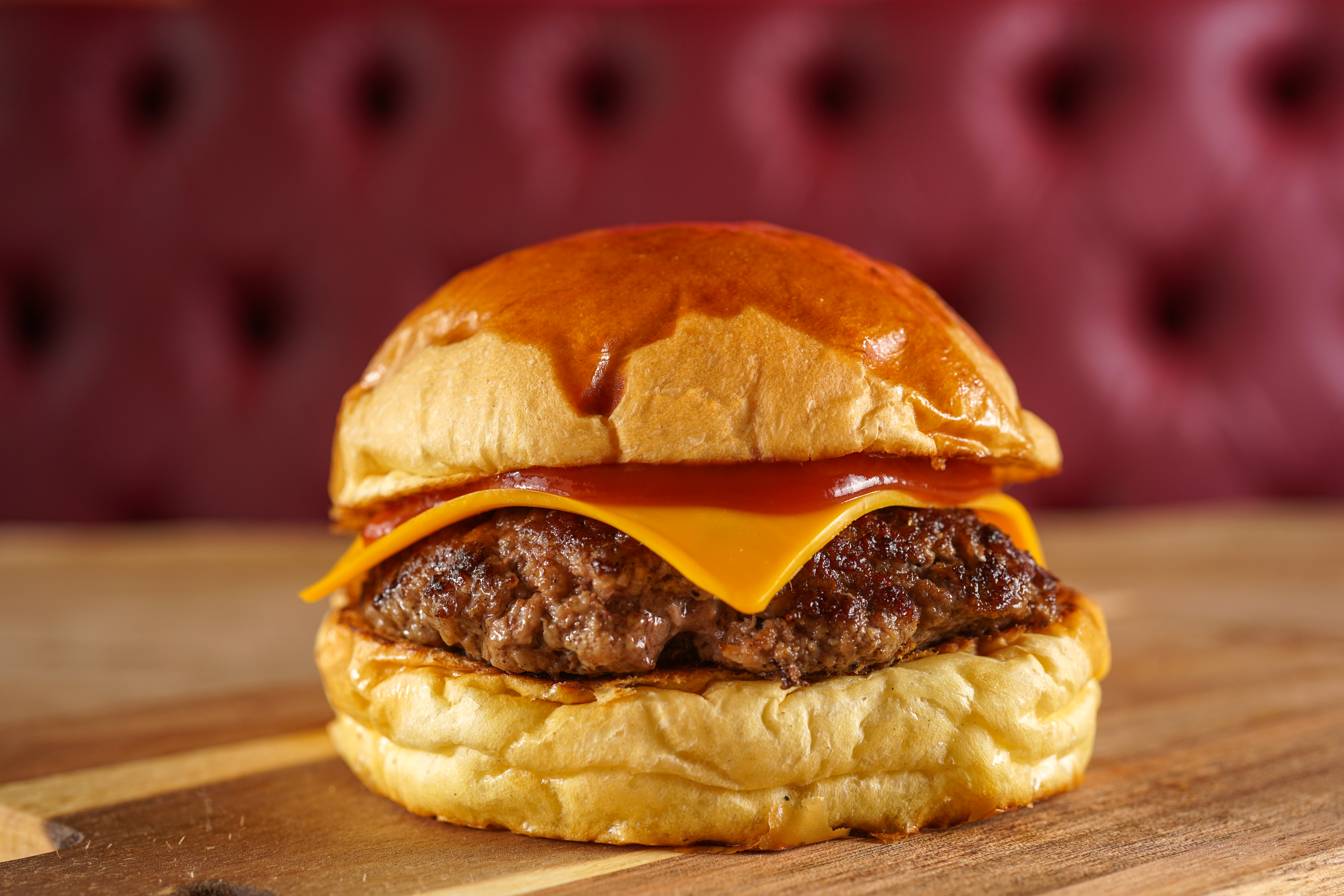 Cheeseburger artesanal com pão brioche, blend bovino e cheddar